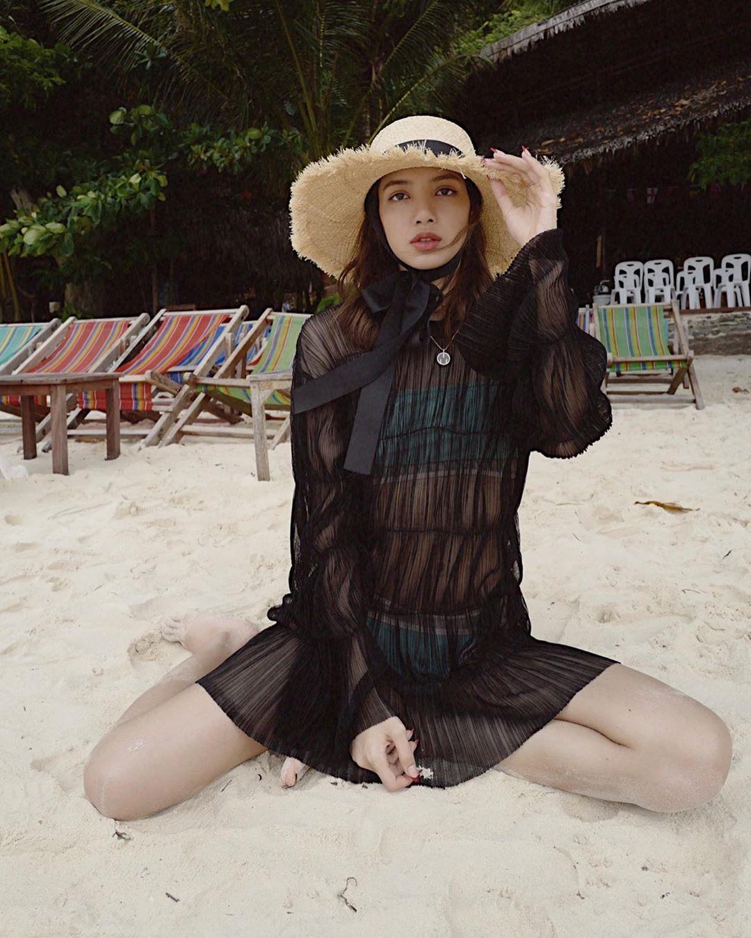 BLACKPINK Lisa炫耀一流的视觉在泰国的海滩度假