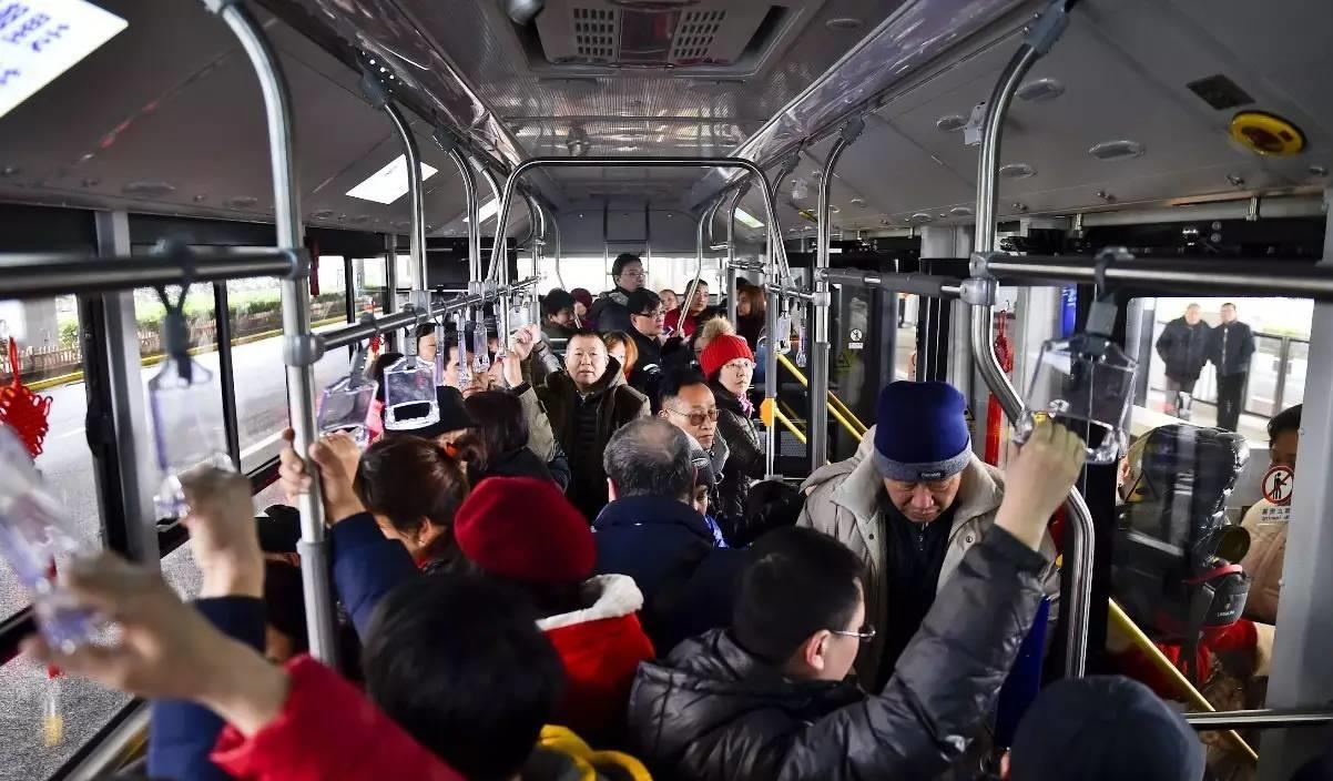 为啥公交车挤满人也没事私家车多个小孩就算超员交警给出解释