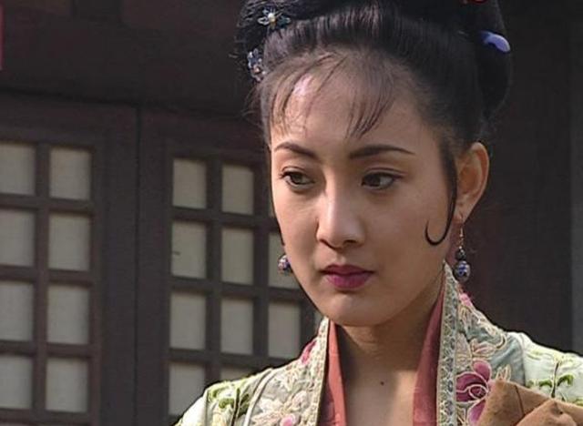 先来说说潘巧云这个人物,她在剧中二次嫁人却红杏出墙,最后被老公怒杀