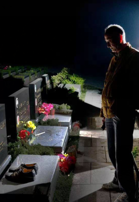 67岁的农村"守墓人",每到半夜最难熬,已为自己选好墓地