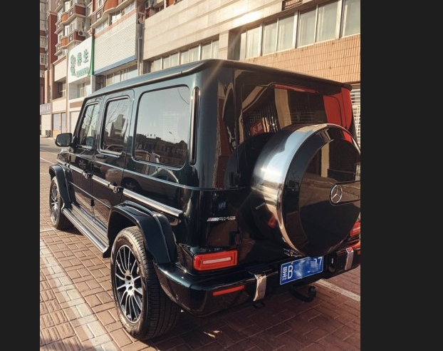这款北京吉普,有人改成和奔驰大g类似的样子,你说他图什么?