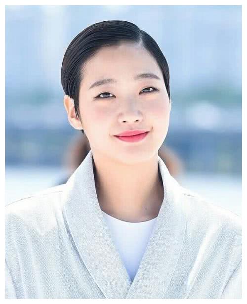 女生脸上有这4个特征,就是大众脸,别再自以为自己很好看了!