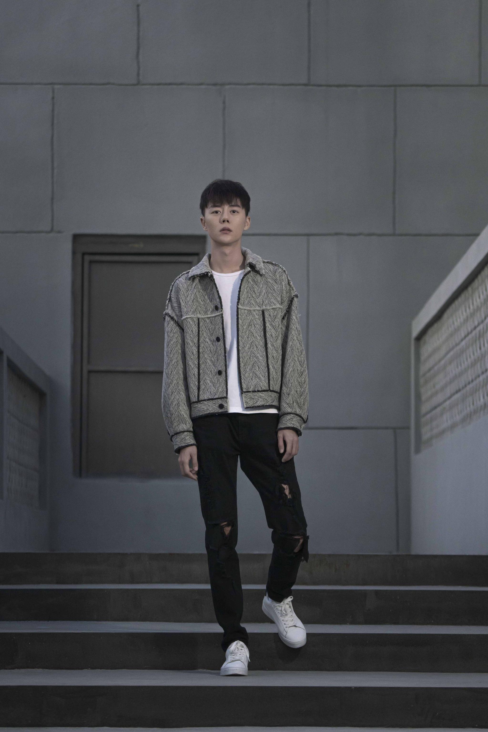 陈奕恩出席中国国际时装周 温暖少年的时尚"初体验"