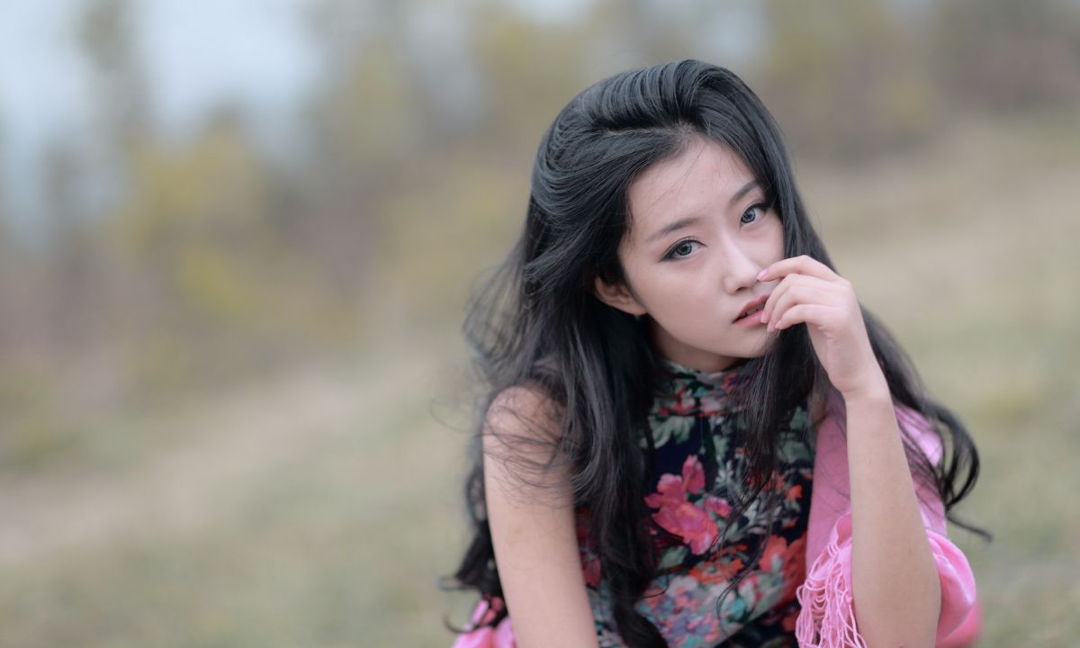 女性穿搭与视觉张力 东方明珠拍照姿势指南