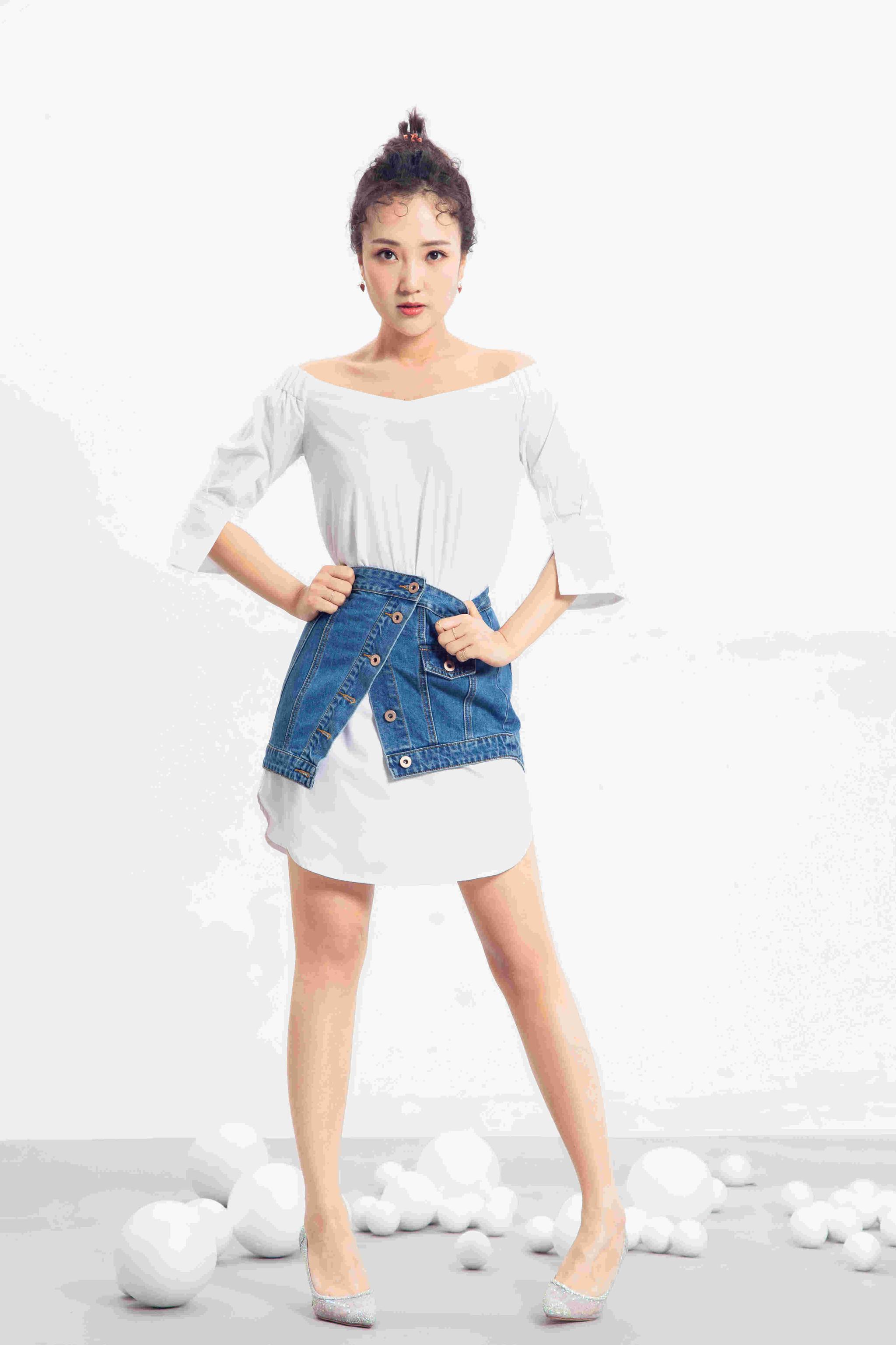 "围裙妈妈"杜沁怡时尚写真曝光 清新舒爽微笑动人