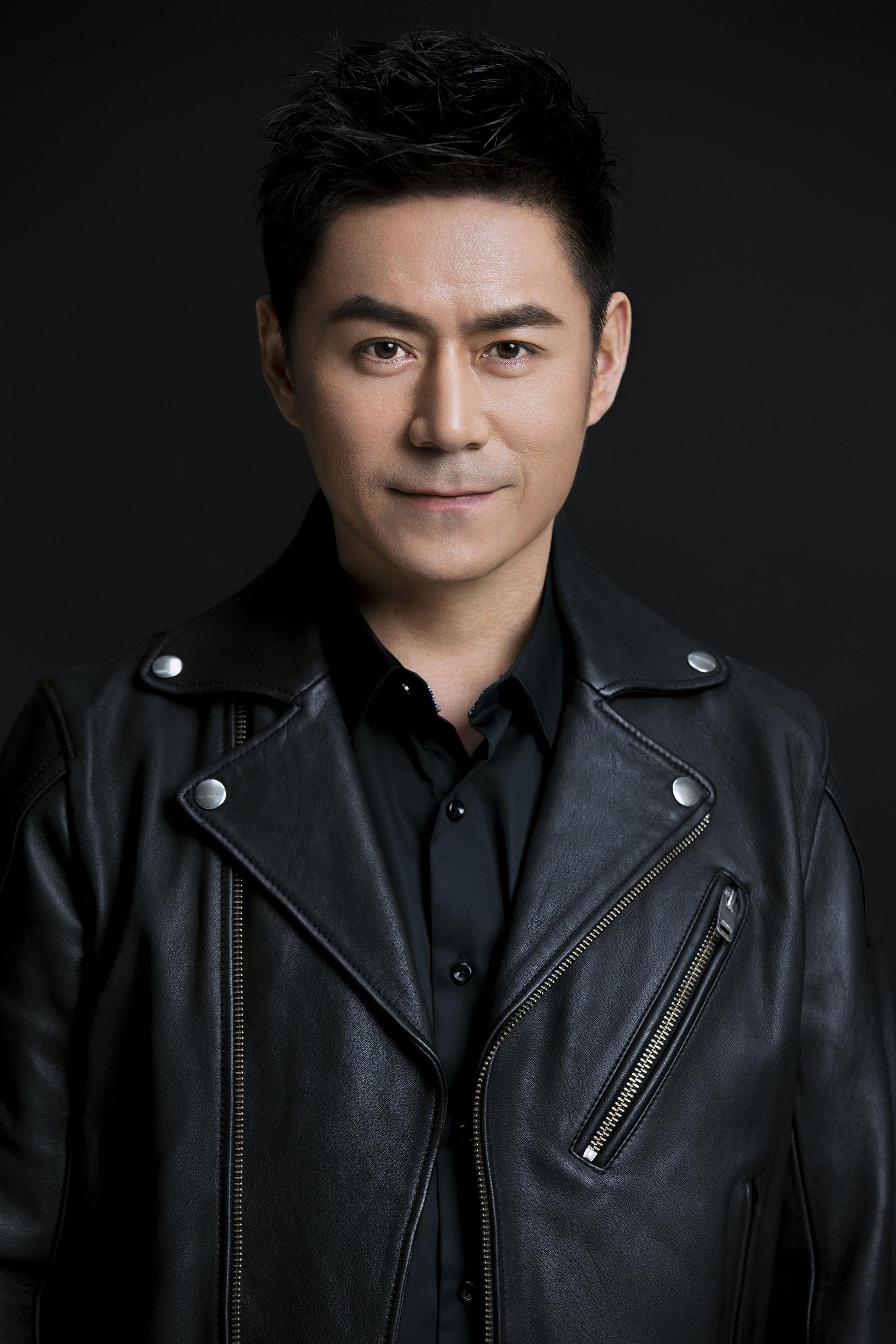 常铖最新机车服写真释出 温文尔雅秒变酷帅尽显双重魅力