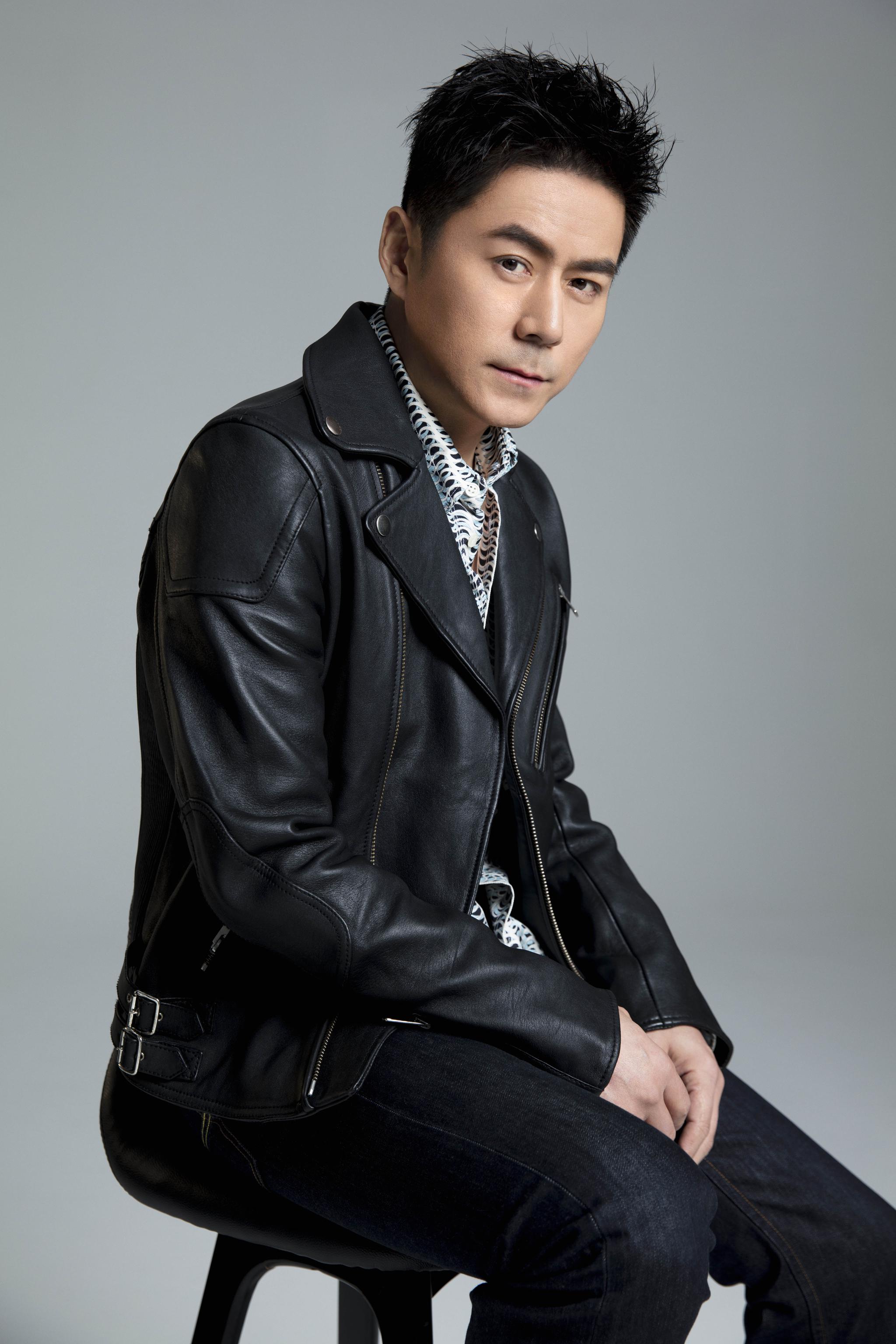 常铖最新机车服写真释出 温文尔雅秒变酷帅尽显双重魅力