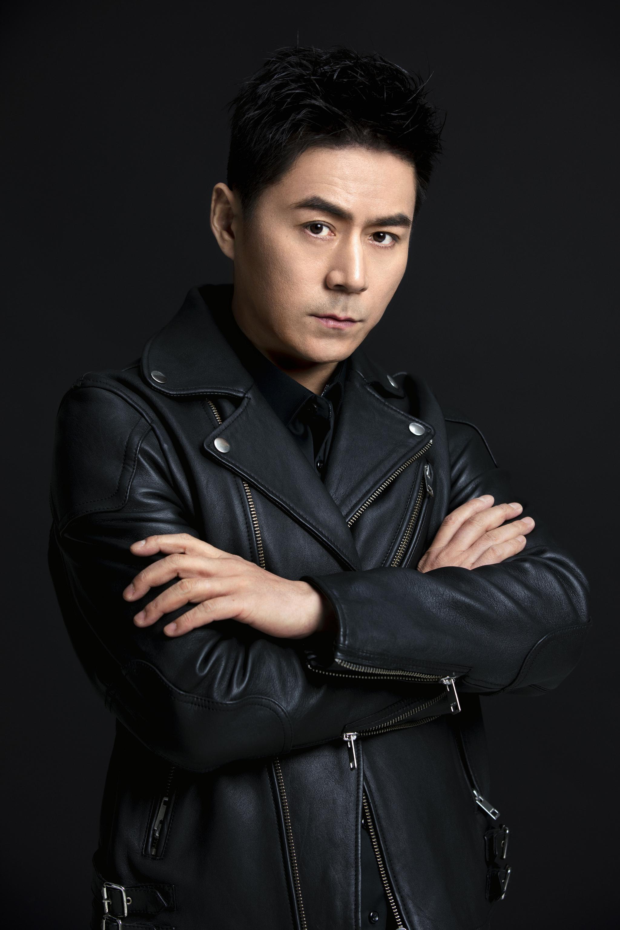 常铖最新机车服写真释出 温文尔雅秒变酷帅尽显双重魅力