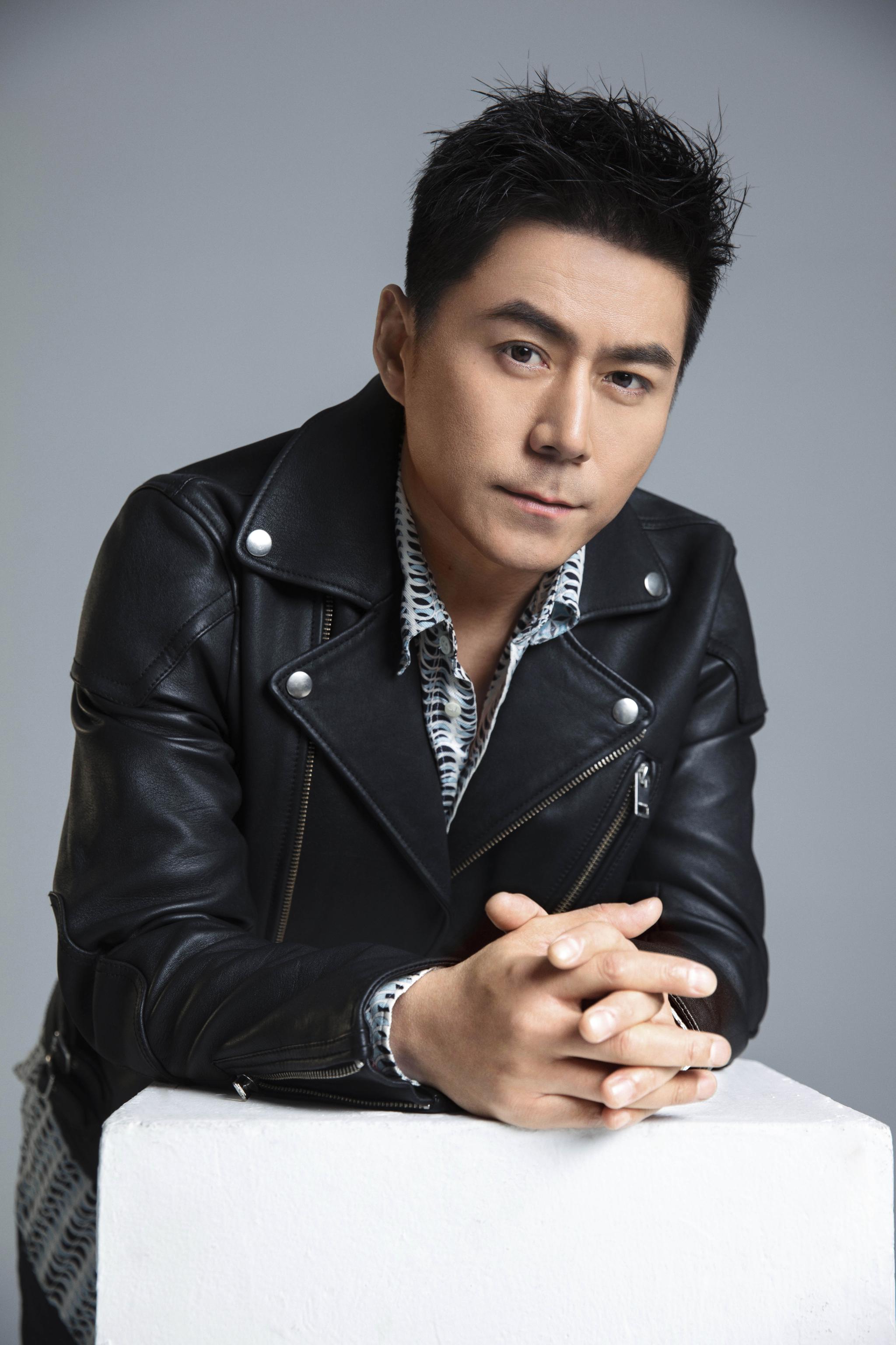 新浪看点# 常铖最新机车服写真释出 温文尔.