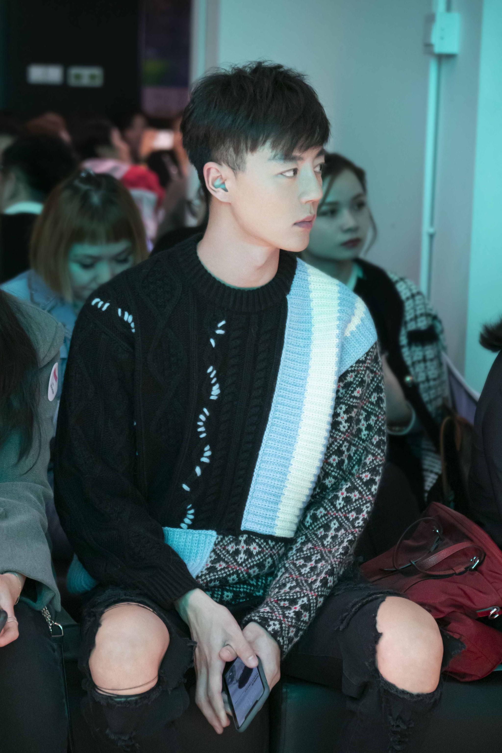 陈奕恩出席中国国际时装周 温暖少年的时尚"初体验"