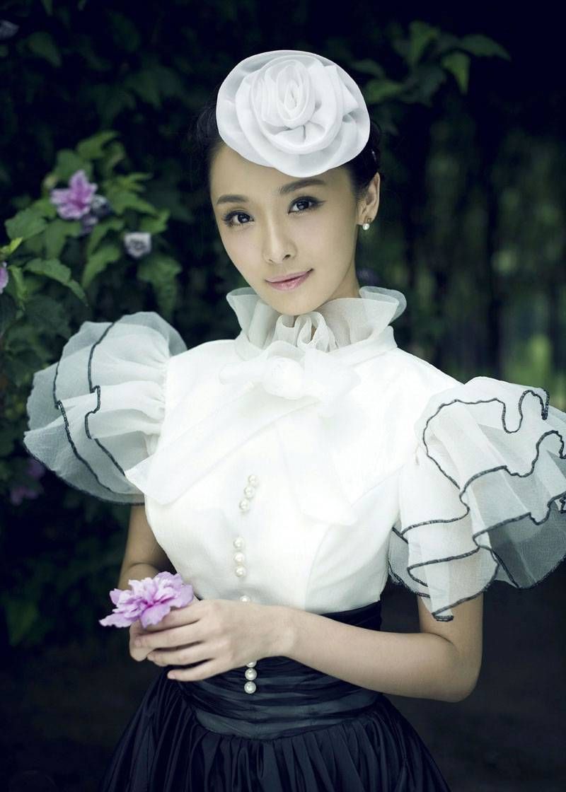 李曼:拥有出众的外形和气质,笑容灿烂迷人,极具亲和力!