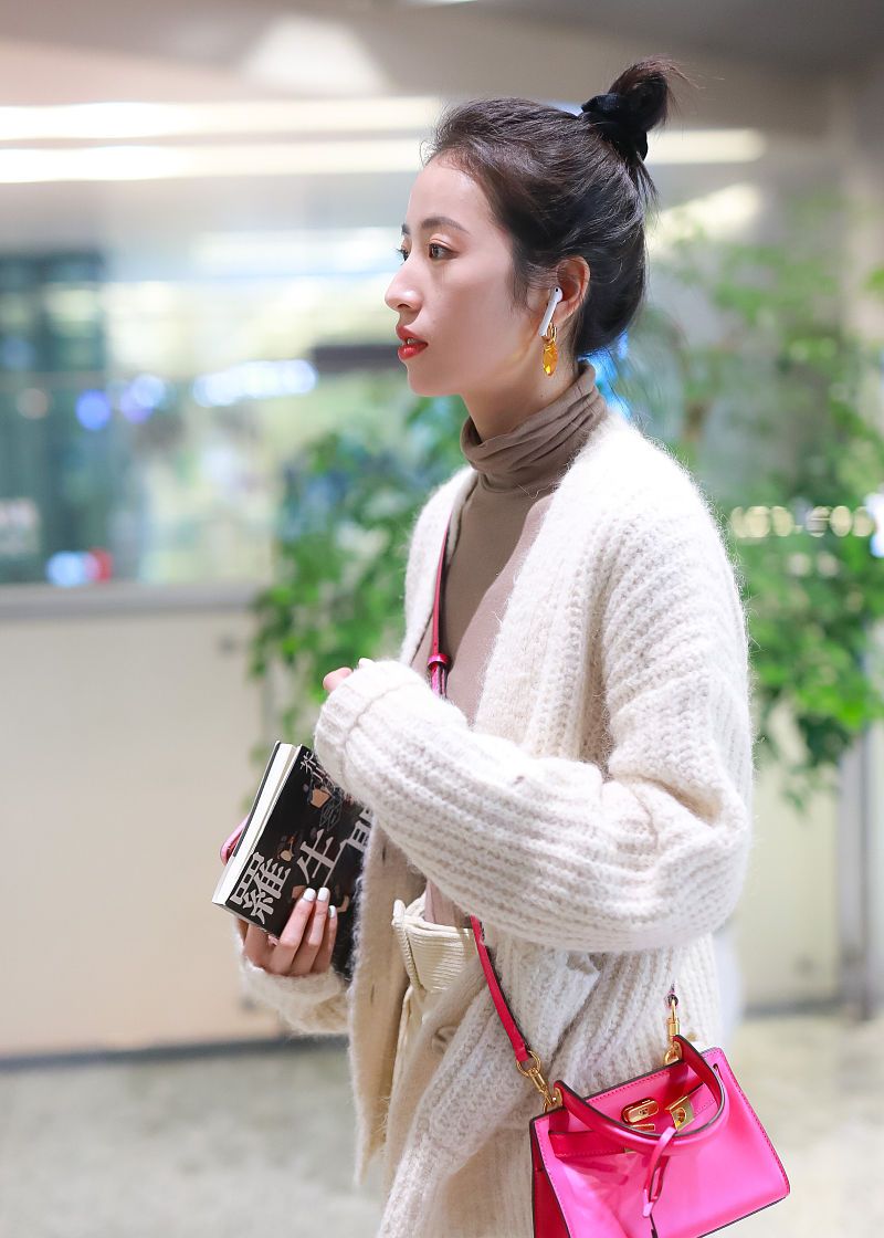 1 / 7 2019年12月14日,上海,周雨彤机场街拍