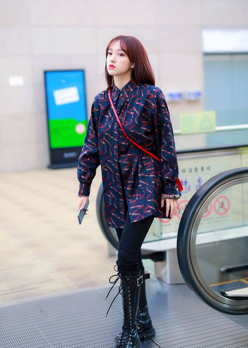 程潇街拍hermes飘带印花衬衫高筒靴甜美靓丽