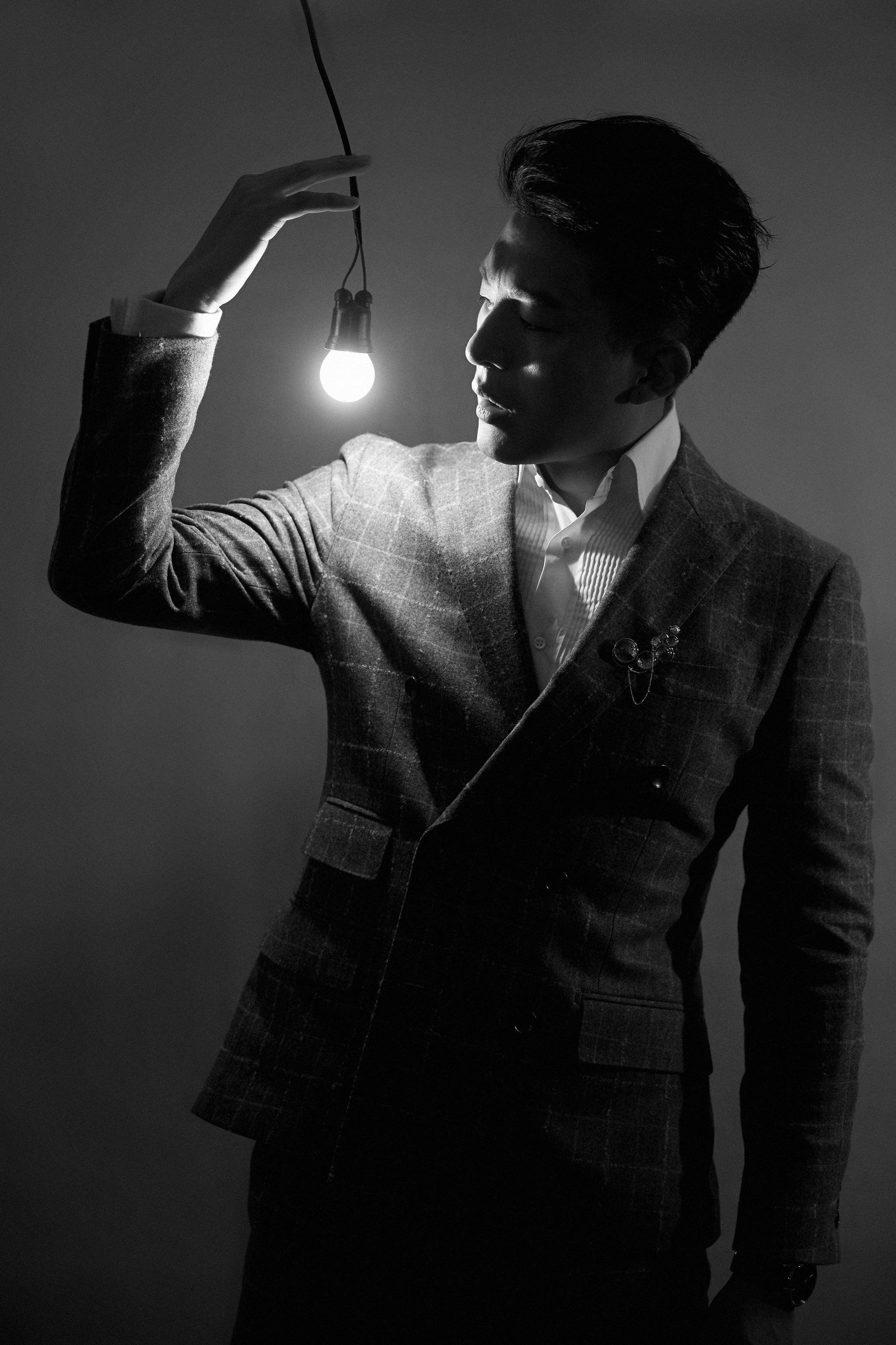 孙艺洲出席爱奇艺尖叫之夜 复古优雅展绅士型格