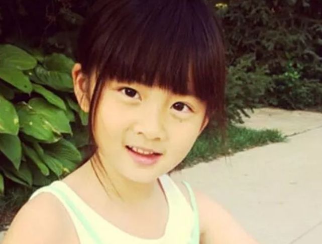 看看黄多多小时候的照片再看看近期照片都有爸爸肩膀高了