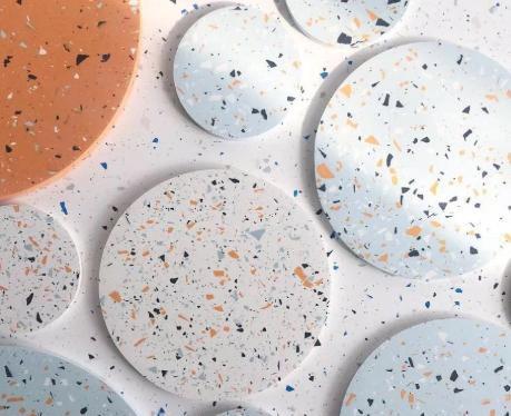 地面装修不流行铺瓷砖了，以前被弃用的水磨石，如今玩出了新花样