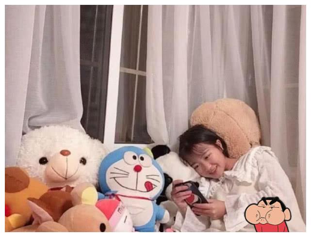 "神仙妹妹"梁小友长大了,晒与"男友"合照,李宏毅能接受吗?