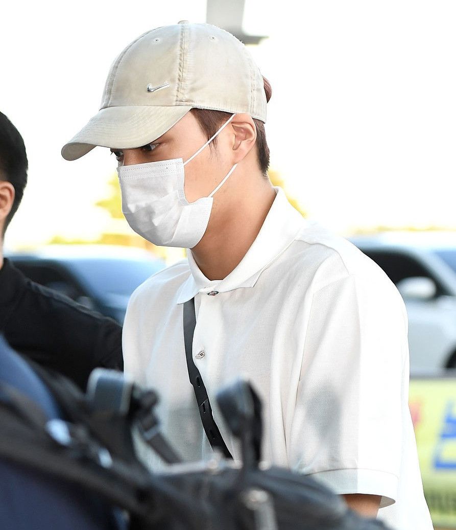 边伯贤穿白色简约长袖不失帅气,戴着帽子遮盖严实,帅极了!