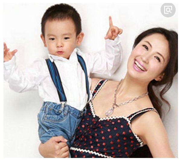 于和伟老婆曝光，网友：难怪不要绯闻女友王丽坤，却守着她过！