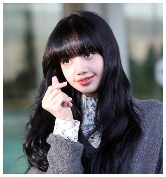 lisa前往米兰看秀,黑色长卷发俏皮可爱,清纯的像个瓷娃娃!