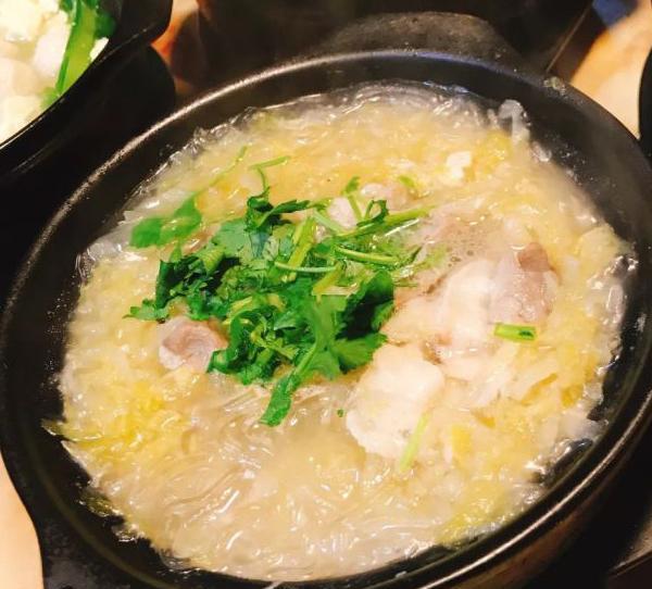 羊肉片酸菜粉丝牛肉吃着不费牙,汤汁喝着酸甜开胃,热热乎乎的,浑身都