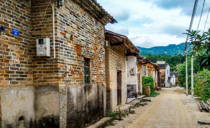 园村位于广东省惠州市博罗县横河镇,是一个远离城市喧嚣的风景优美的