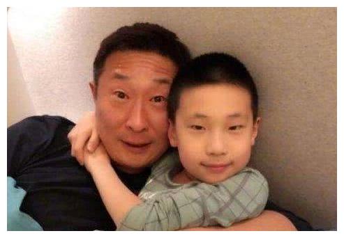 国家一级演员,曾和妻子住30平米婚房,孩子离开时还在演小品