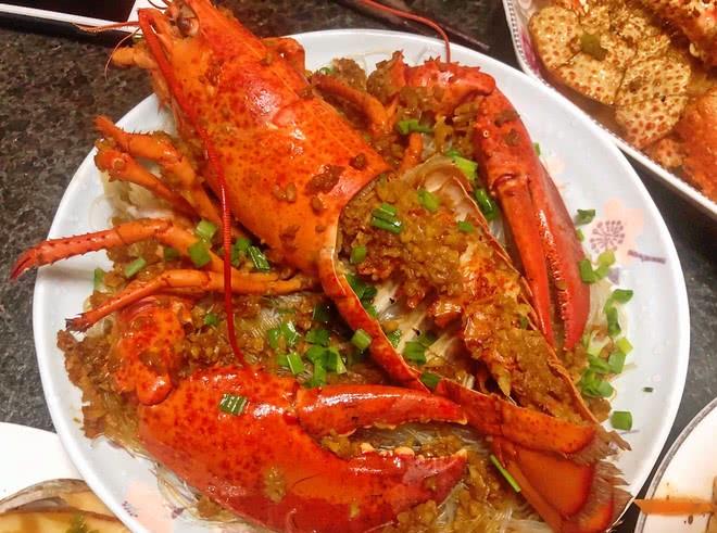 最美年夜饭红红火火的蒜蓉粉丝蒸大龙虾味道真鲜美