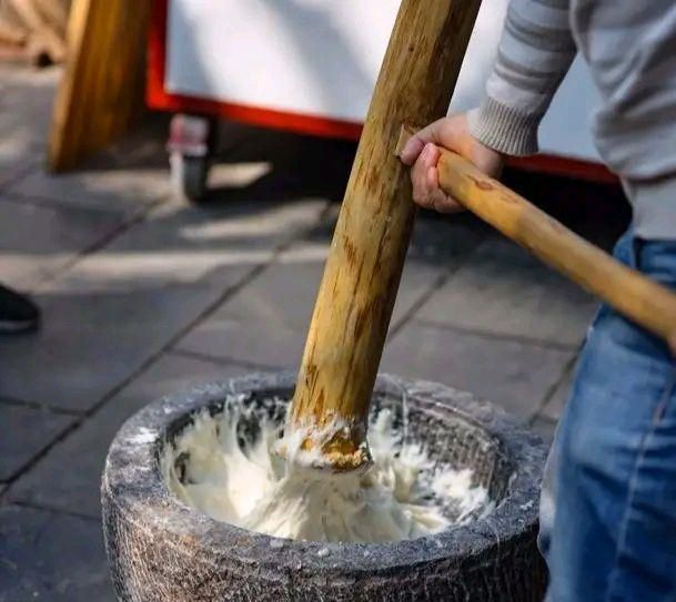 黔东南过年民俗之打糍粑手工打糯米火一烤就能吃
