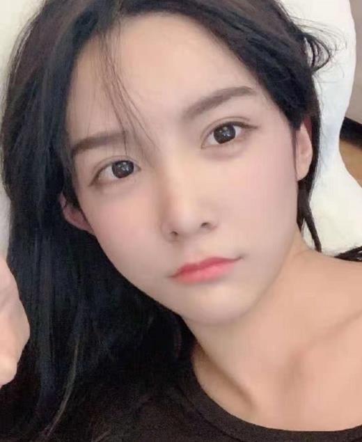 "女装大佬"艾比被喷不像女生?当她扎起高马尾时:是心动的感觉