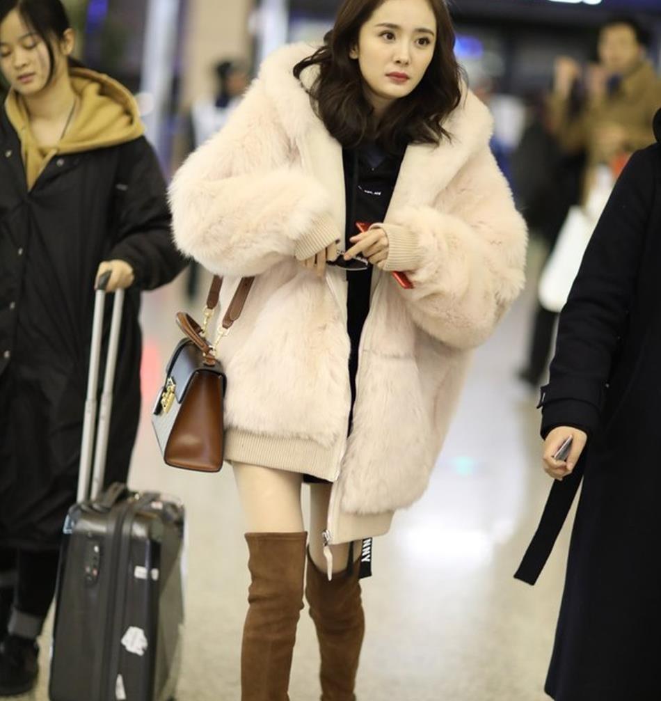 杨幂的"小鸟腿"彻底火了!过膝靴穿成堆堆袜,普通人不敢这么穿