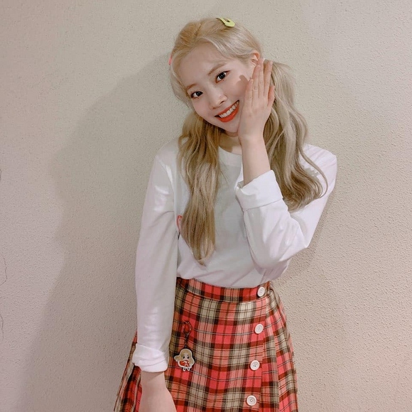 TWICE金多贤以可爱的自拍向粉丝打招呼 圣诞快乐