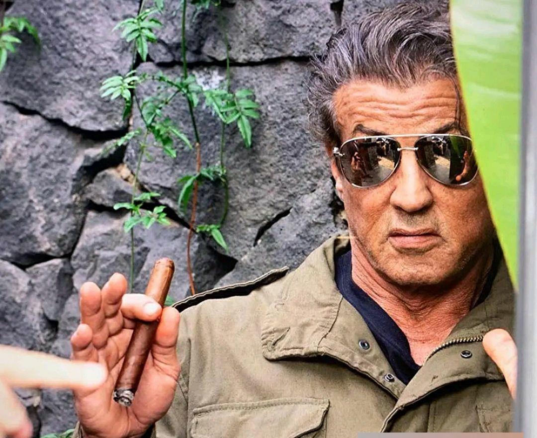 9月底,史泰龙的《第一滴血5:最后的血》上映.