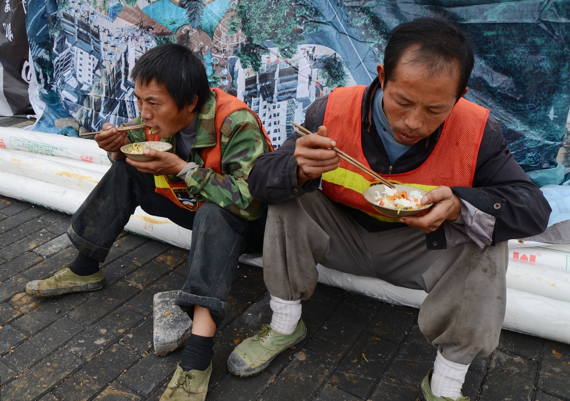 临近春节,没回家的农民工,顶着寒风街头吃饭,哪个场景让您感动