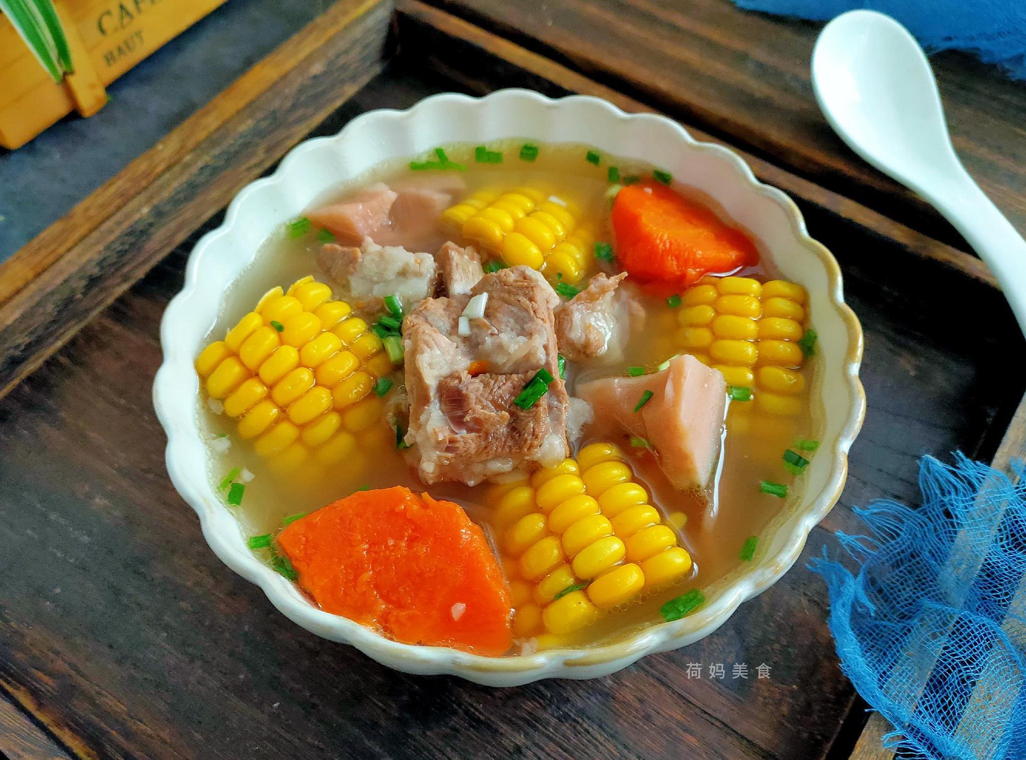 田园排骨汤鲜甜可口,香飘四溢,寒冬里的一道滋养汤,老少皆宜