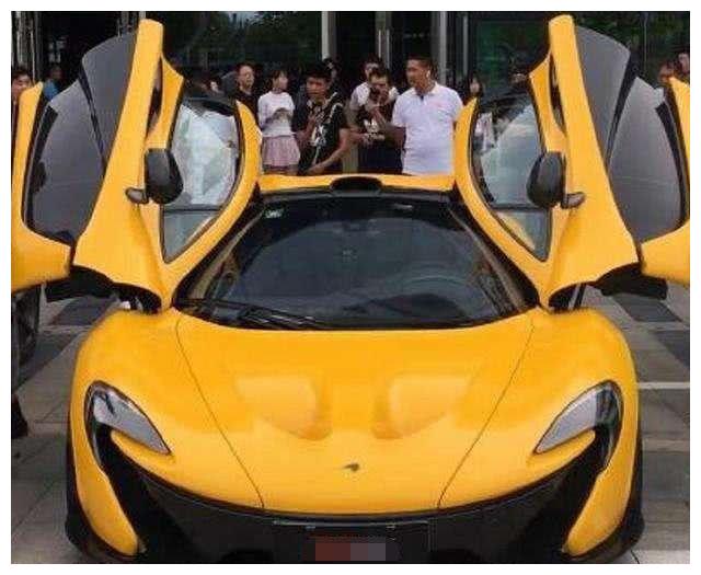 集梦会长邓晶晶,座驾1700万,豪车尾部成"餐桌"