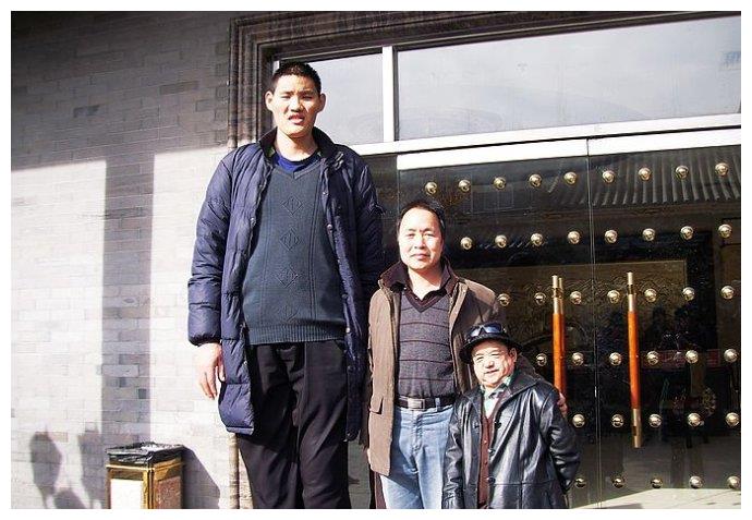 他身高不够1米3,却娶了4个美貌老婆,爆红后是王宝强好兄弟!