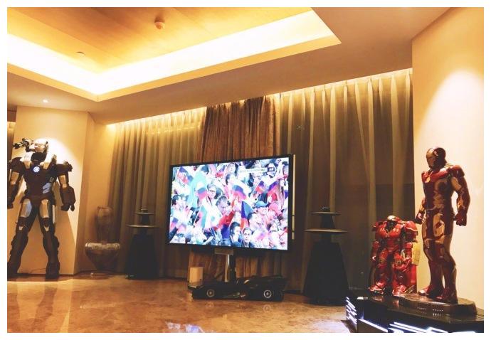 照片中显示的房子就如酒店一样豪华,中间立着超大屏幕电视,电视中播放