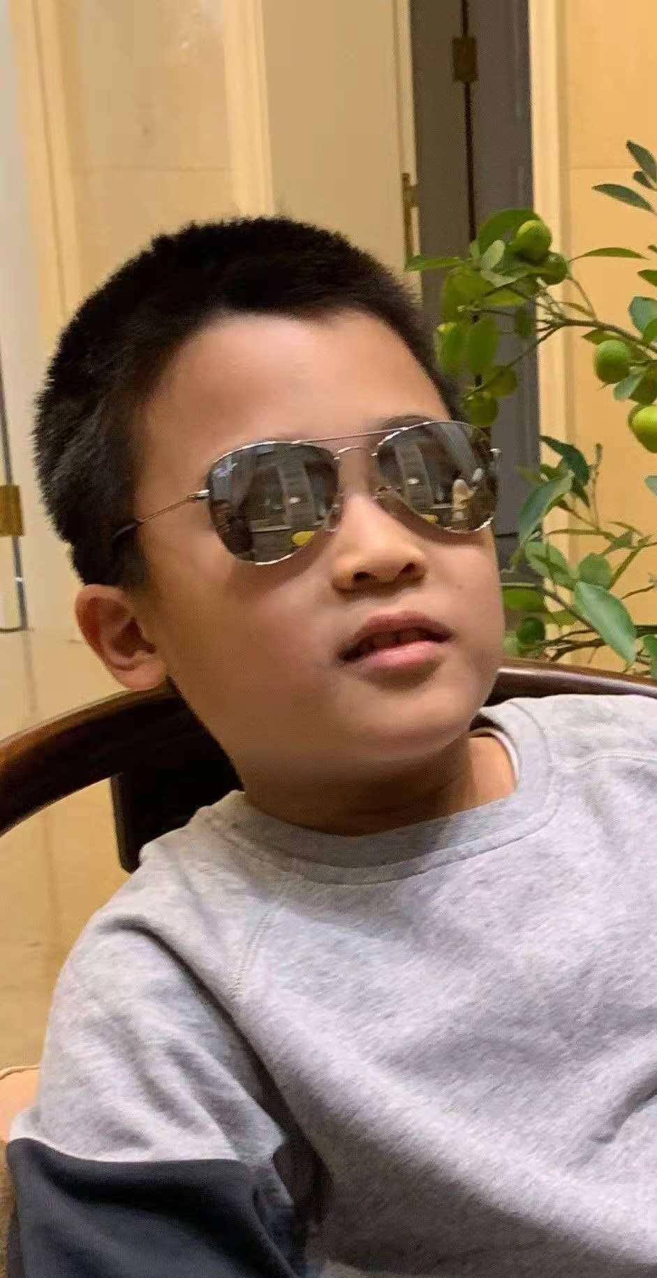王楠吐槽郭斌出门戴眼镜是因为丑儿子那妈妈出门为什么戴口罩