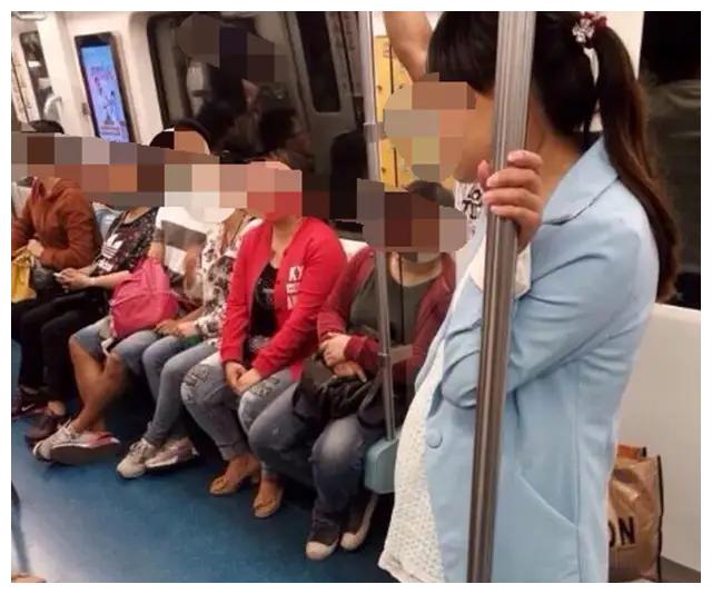 孕妇坐公交车一个喷嚏尿裤子,尴尬了!热心妈妈一句话帮孕妇解围