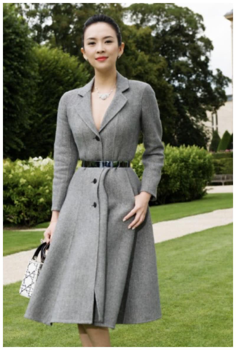 章子怡不愧是徘徊国际的穿全身粉扎牛角辫耐看脸真的怎样都美