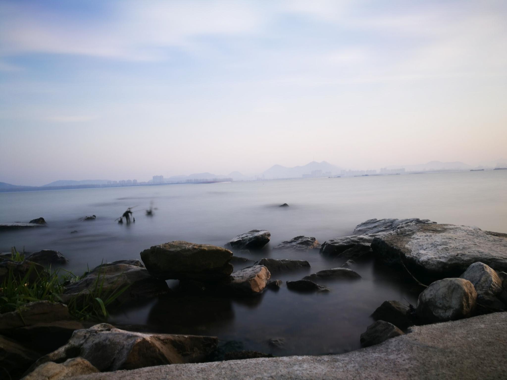 安徽合肥巢湖清晨景色美如画,2019年3月15日清晨,摄于合肥巢湖碧桂园.