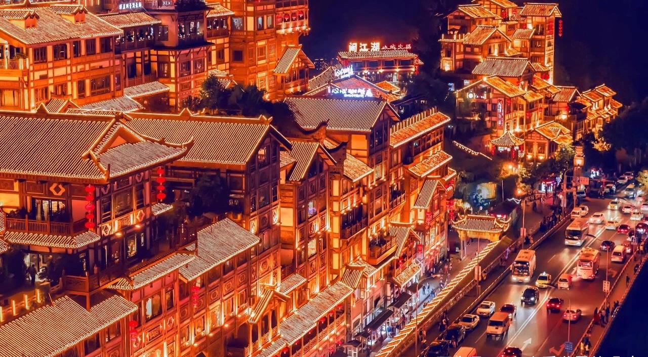 《千与千寻》的奇幻之镇,一起探寻夜幕下的魔幻迷宫——洪崖洞