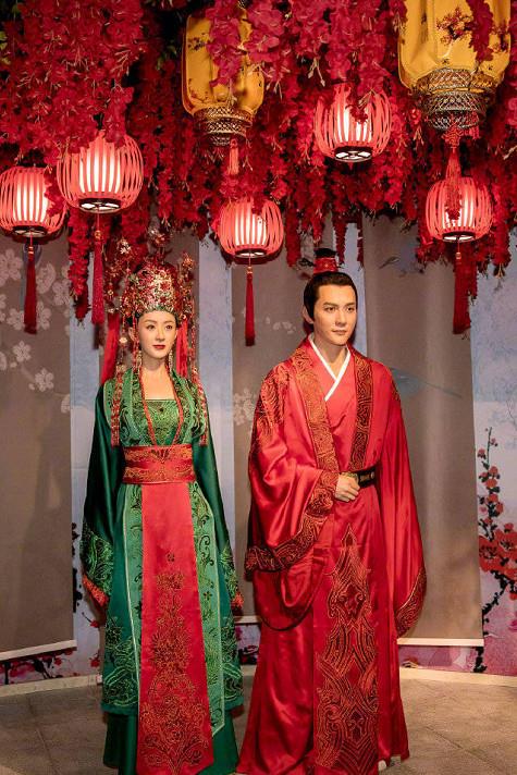 又发糖了赵丽颖冯绍峰入驻杜莎夫人蜡像馆大婚造型甜蜜又恩爱