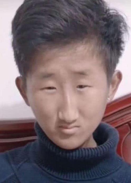 网络名人紧凑哥亮相新的女友真漂亮网友不淡定了