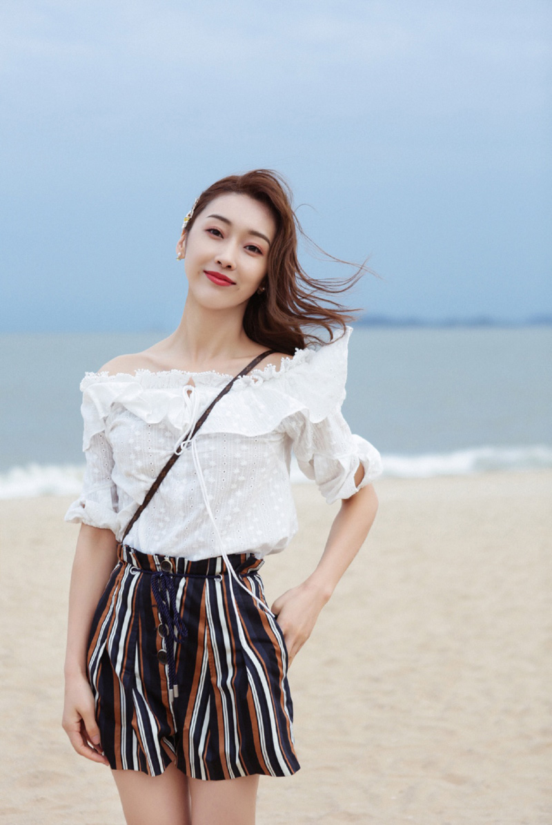 女艺人宣璐清爽甜美性感海边写真