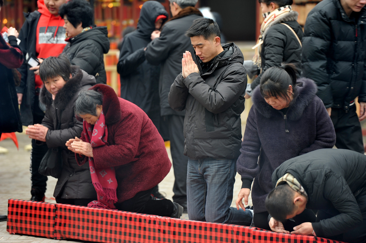 来自全国各地的游客在山西运城解州关帝庙内,进香叩拜"武财神"关公