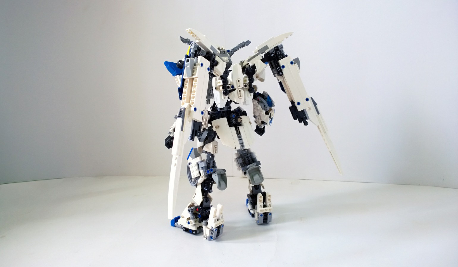 用乐高来造高达,会发生什么有趣的事情呢?