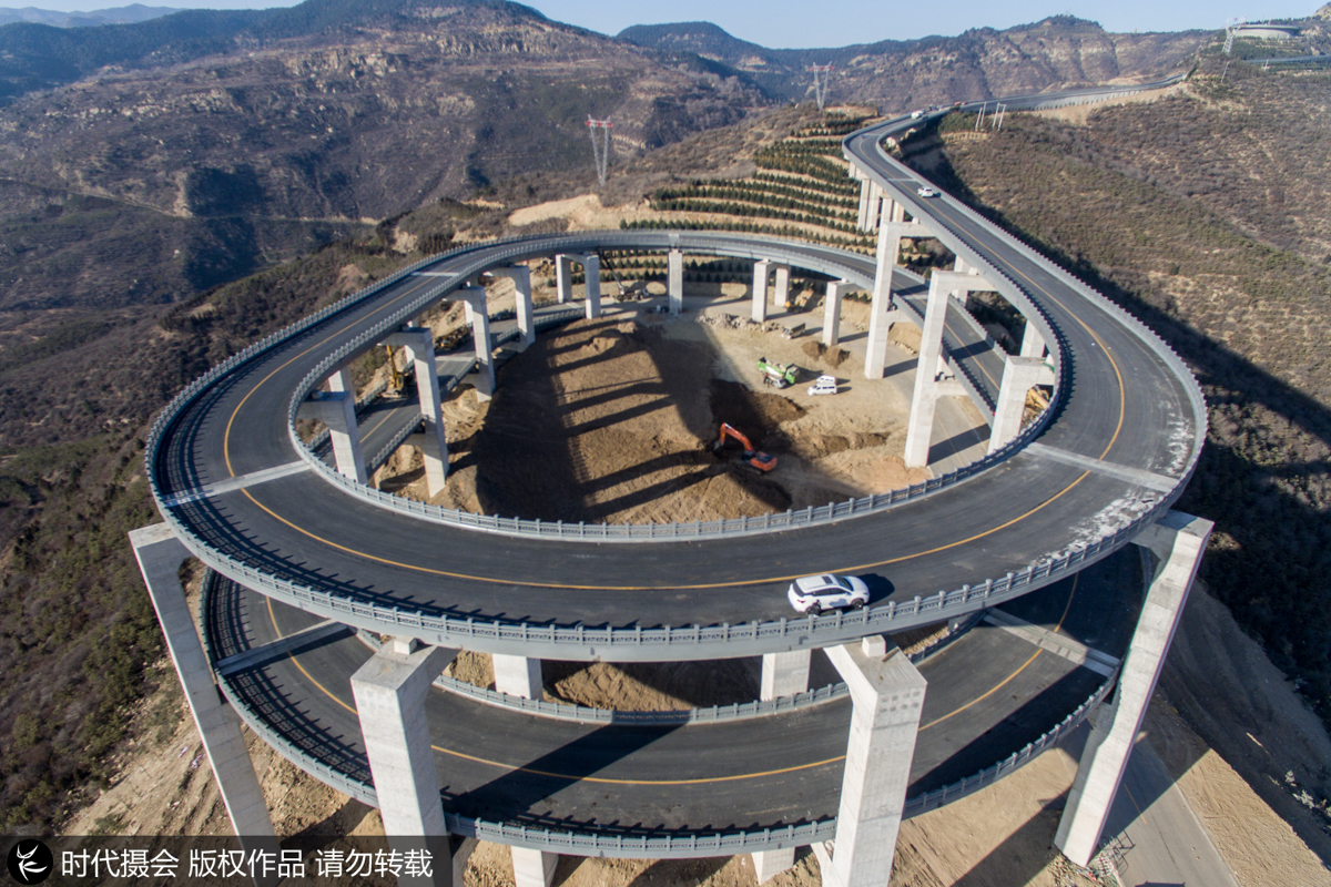 高海拔山顶现“过山车”式高架桥 被誉为“云端上的旅游公路”|高架桥|过山车|山顶|云端|公路_新浪新闻