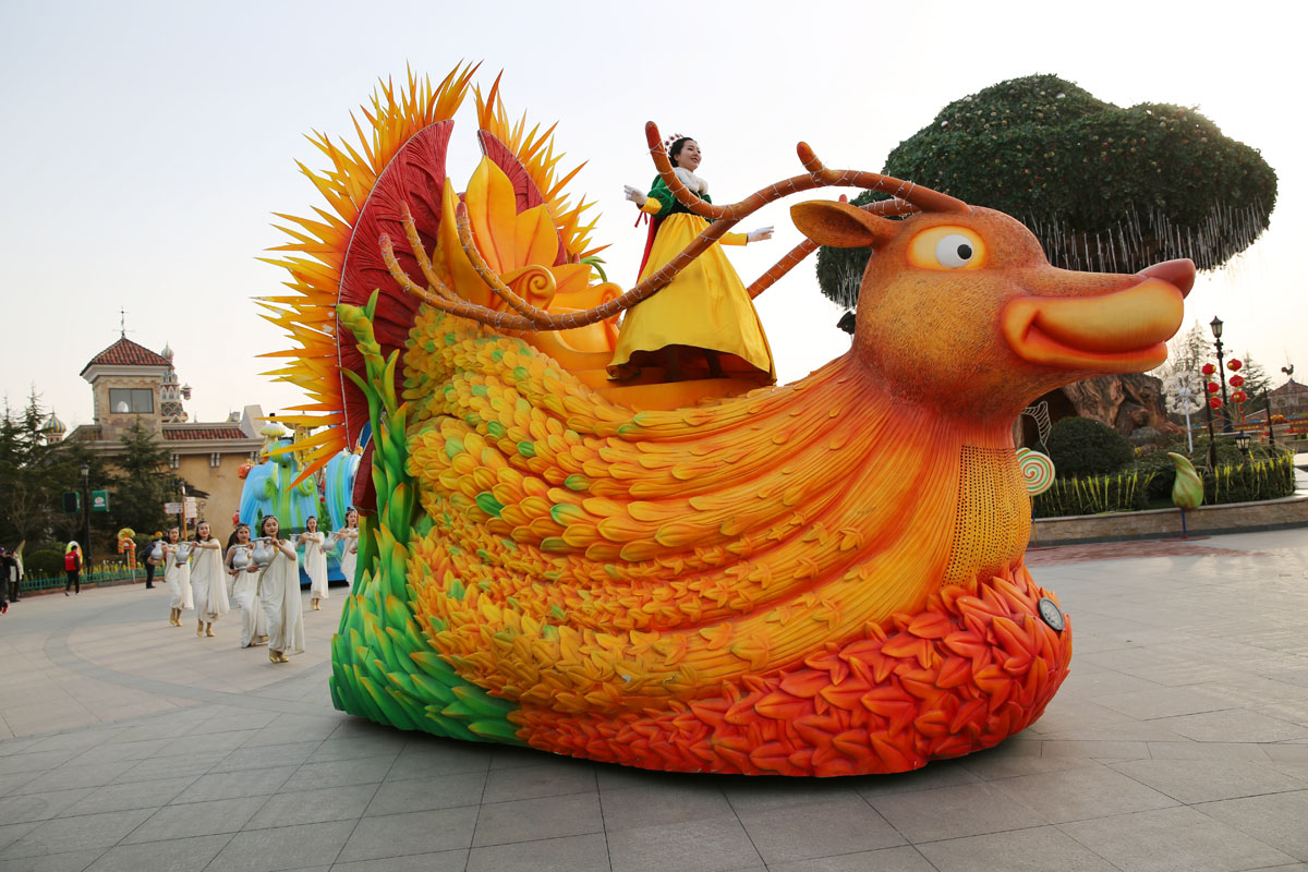 这是啥动物造型的花车?看着很漂亮.这辆花车上载着汉朝的皇帝皇后.